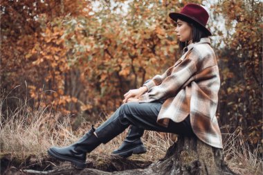 Sonbahar parkındaki kadın 