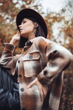 Sonbahar ormanında güzel bir kadın 