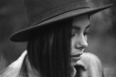 şapkalı güzel kız 