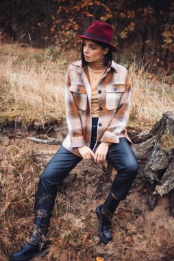 Şapkalı genç kadın. 