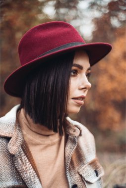 Kırmızı şapkalı güzel esmer kadın. 