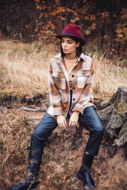 sonbahar parkta genç kız 