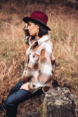 Şapkalı ve kot ceketli güzel bir kadın. 