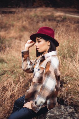 şapka açık havada poz içinde güzel kadın 