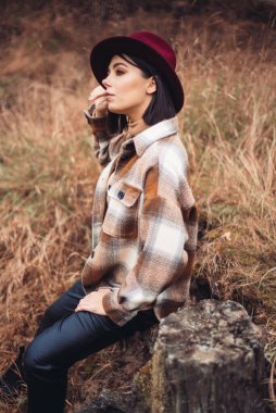 şapkalı güzel genç kadın 