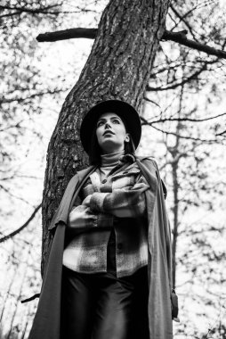 Parktaki güzel genç kadın. 