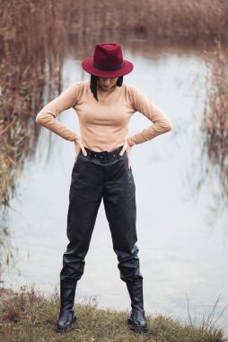 Siyah şapkalı ve çizmeli kadın. 