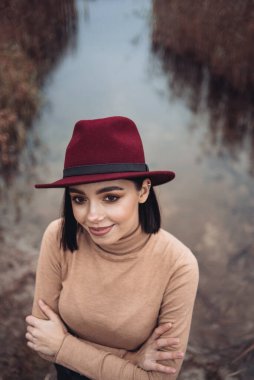 Ormandaki şapkalı güzel genç kadın. 