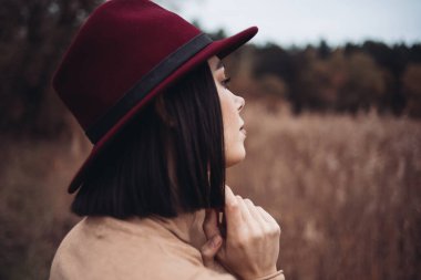 şapkalı güzel kız 