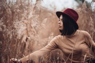 # Sonbahar ormanında şapkalı genç kız # 