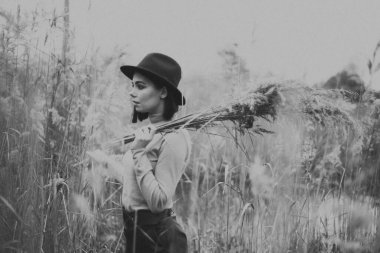 Genç bir kadın tarlada 