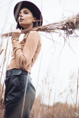 Ormanın arka planında şık bir kız 