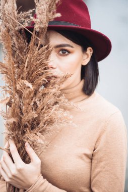 Arkaplanda poz veren genç, şık, hippi kız. 