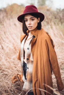 Sonbahar kıyafetleri içinde güzel genç bir kadın. 