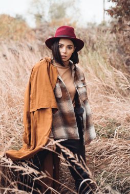 Güz parkındaki güzel esmer kadın. 