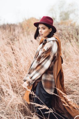 Şapkalı ve ceketli güzel bir kadın. 