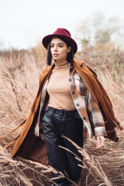 Genç bir kadın ormanda yürüyor. 