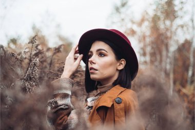 Ormandaki şapkalı genç kadının portresi. 