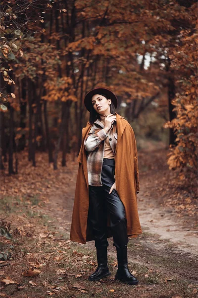 秋の森の中の美しい若い女性 — ストック写真