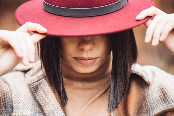 帽子と赤い口紅の若い女性の肖像画 — ストック写真
