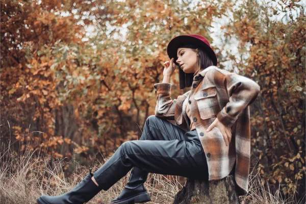가을에 공원에서 모자쓴 아름다운 아가씨 — 스톡 사진
