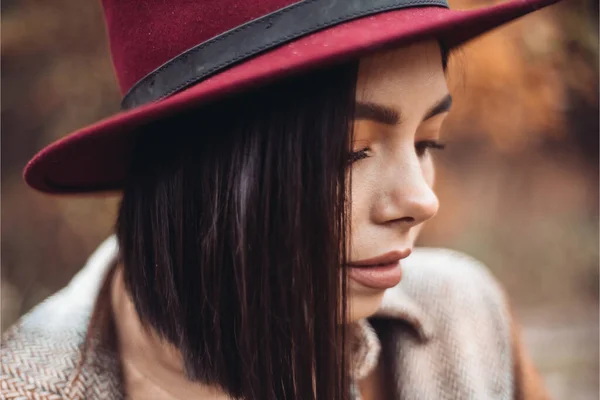赤い帽子と革のコートを着た女性の肖像画 — ストック写真