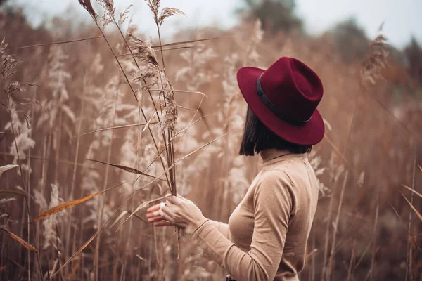 Sonbahar tarlasında hasır şapkalı bir kadın. 