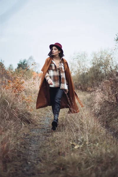 帽子を被った若い女性が森を歩き — ストック写真