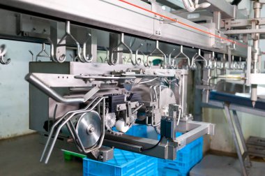 Modern bir fabrikada üretim bandı için modern ekipman 