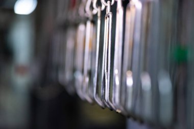 Endüstriyel fabrikadaki metal boruların soyut bulanık arka planı. Tasarım için endüstriyel geçmiş. Metal ve boruları olan borular. endüstriyel kavram. 