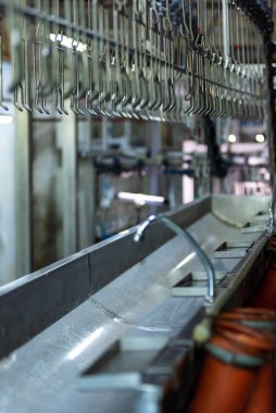 Modern bir fabrikada metal boruların üretim hattı. sanayi arkaplanı. 