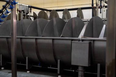 Bira fabrikasında bira üretimi 