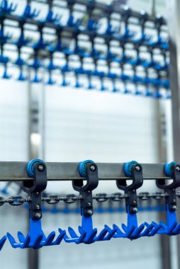 Fabrikada metal taşıma hattındaki zincir halkası 