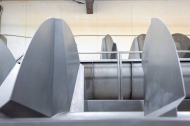 Fabrikada metal taşıma hattı 