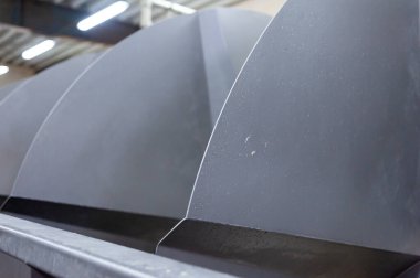 Fabrikada çelik levha 