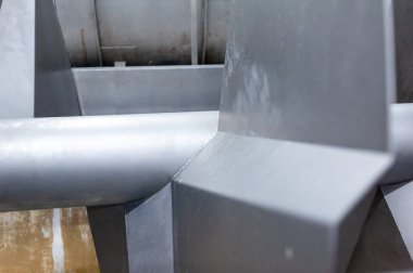 Depodaki çelik borunun metal profili. metal ürünleri 