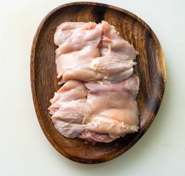 Baharatlı ve otlu çiğ tavuk göğsü.