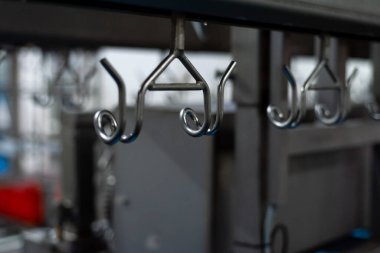 Modern mutfak masasını kapatın.