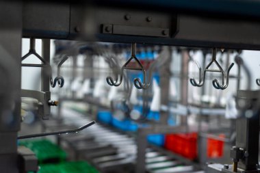 Modern bir fabrikanın içinde.