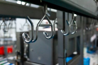 Modern bir binanın içinde.