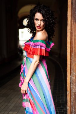 güzel esmer model elbise 