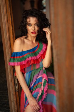 Sokakta pembe elbiseli güzel bir kadının portresi, moda fotoğrafı. 