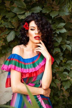 Renkli çiçekli güzel bir kadın. 