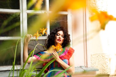 Kırmızı elbiseli genç güzel bir esmer kadın portresi 