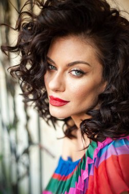 uzun dalgalı saçlı güzel bir genç kadın 