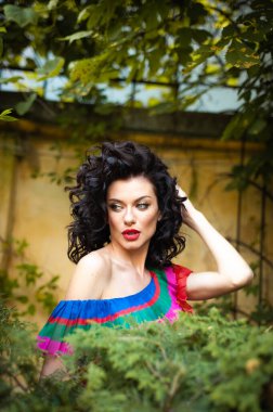 Yeşil elbiseli genç kadın 