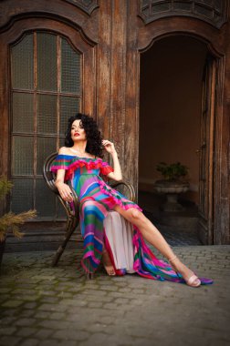 içinde bir kadınvrouw in een jurk 