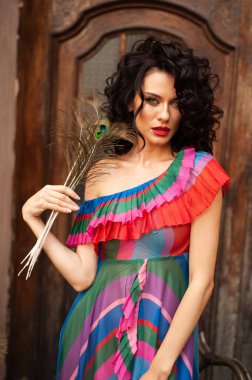 Yazlık elbiseli güzel bir kızın portresi. 