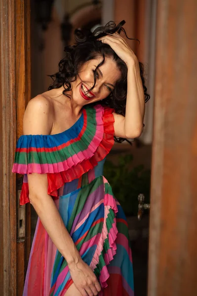 エレガントなドレスを着た美しいブルネット — ストック写真