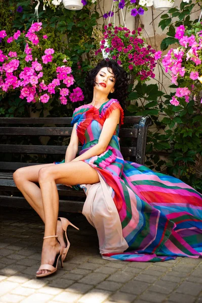 Hermosa Mujer Vestido Colorido Con Flores —  Fotos de Stock